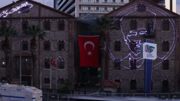 Atat&uuml;rk'&uuml;n imzaladığı belge indirilmişti: Meslek Fabrikası'na imzası ve sil&uuml;eti yansıtıldı