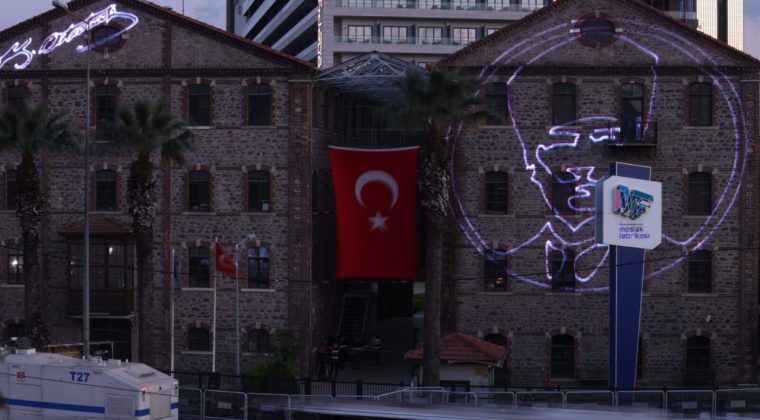 Atat&uuml;rk'&uuml;n imzaladığı belge indirilmişti: Meslek Fabrikası'na imzası ve sil&uuml;eti yansıtıldı