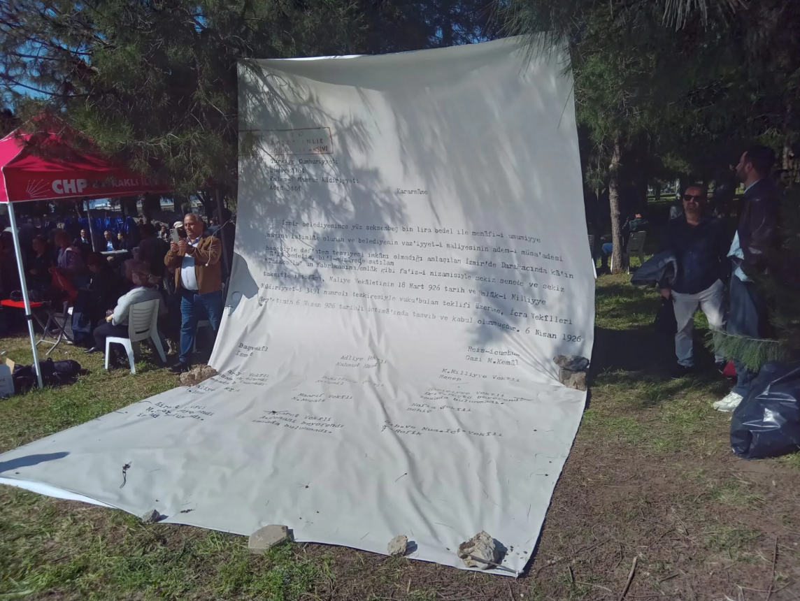 İmzalı belge tekrar asıldı