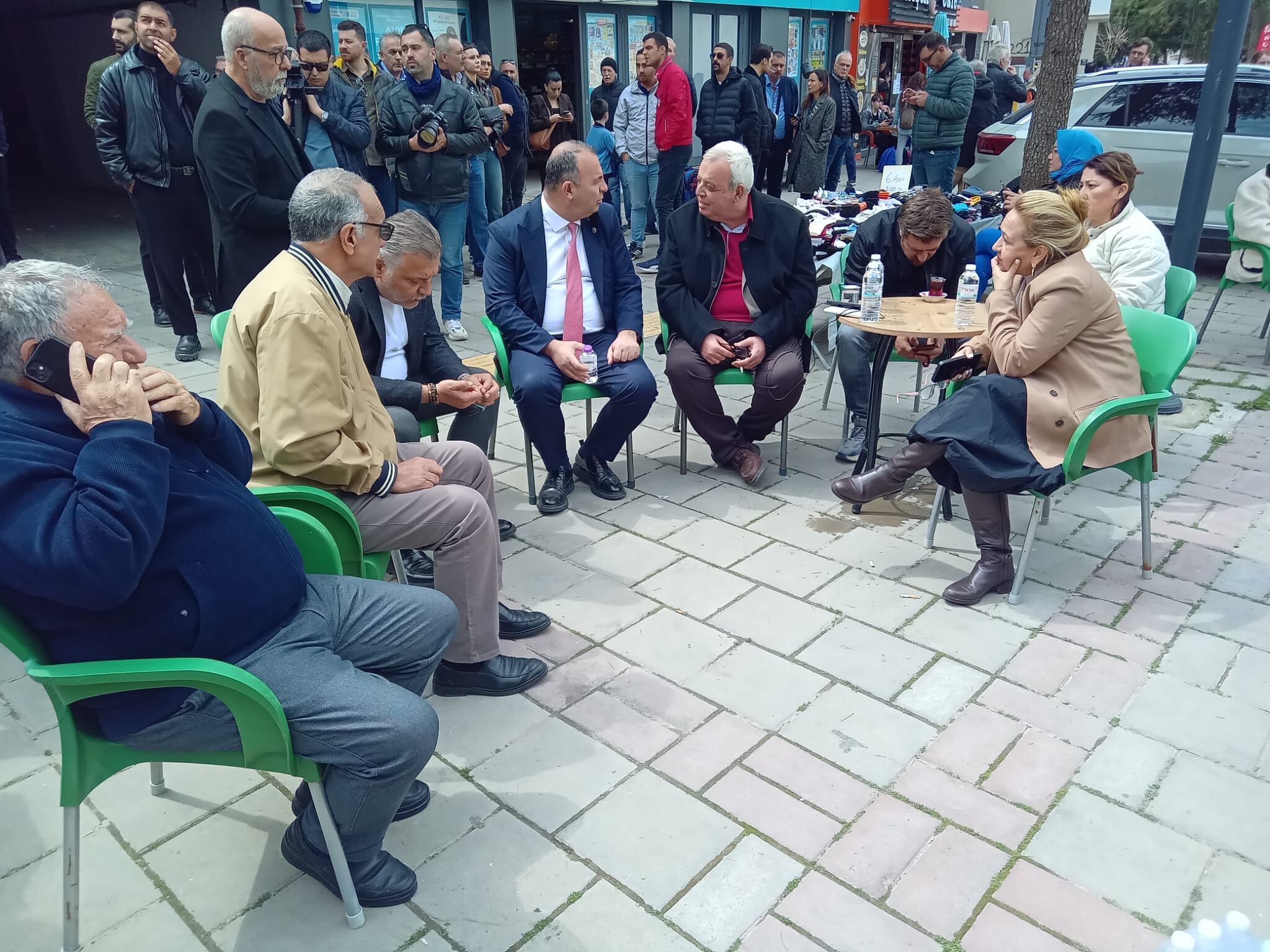 CHP'lilerin destek vermek için toplandığı anlar