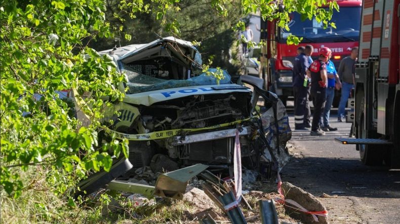 Bornova'da kazada bir polis şehit oldu, 2 kişi yaşamını yitirdi: Belediye Başkanları derin &uuml;z&uuml;nt&uuml;lerini paylaştı