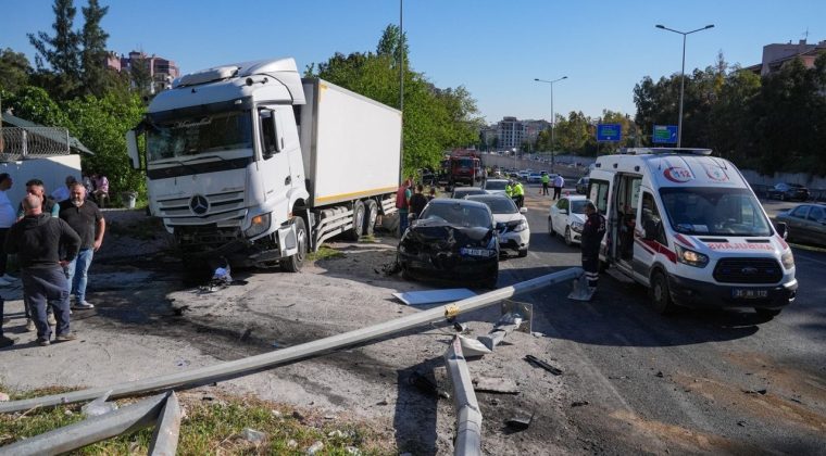 Bornova'daki kazada 3 kişi yaşamını yitirdi: Gaziemir'deki dans etkinliği iptal edildi