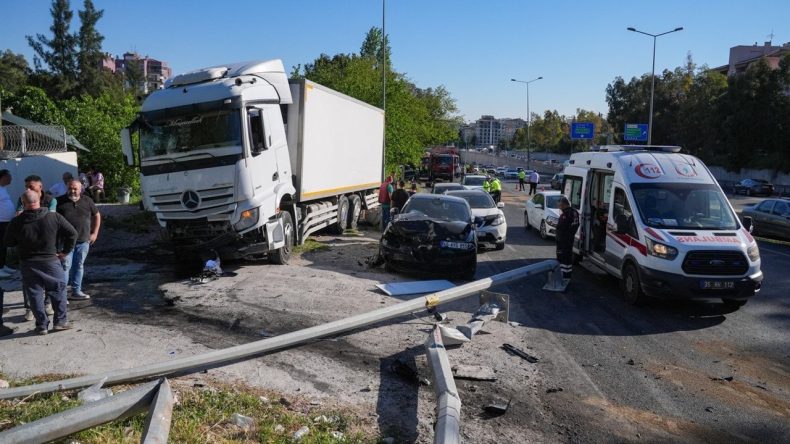 Bornova'daki kazada 3 kişi yaşamını yitirdi: Gaziemir'deki dans etkinliği iptal edildi