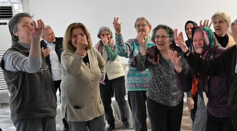 Bornova&rsquo;da yaratıcı drama eğitimi: Sosyal bağlar g&uuml;&ccedil;leniyor