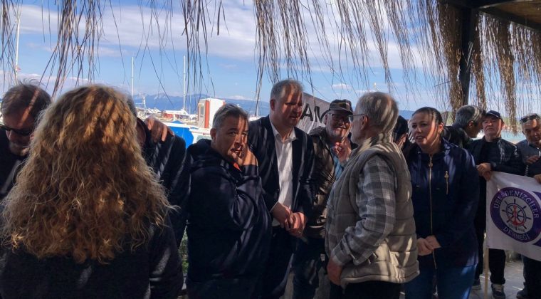 &Ccedil;eşmealtı'nda marina protestosu: Yandaşa peşkeş &ccedil;ekilecek!