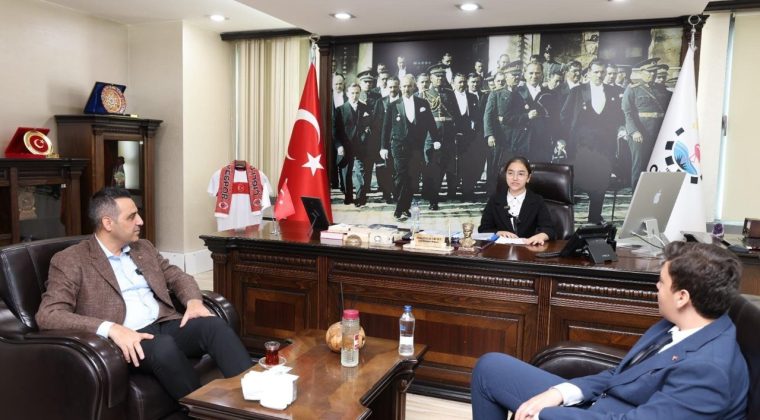 &Ccedil;iğli&rsquo;de 23 Nisan coşkusu: Başkan Yıldız koltuğunu &ccedil;ocuklara emanet etti