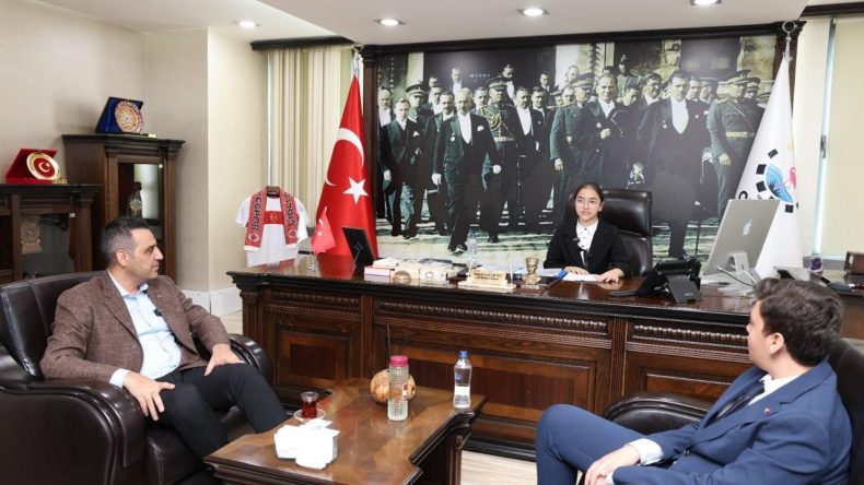 &Ccedil;iğli&rsquo;de 23 Nisan coşkusu: Başkan Yıldız koltuğunu &ccedil;ocuklara emanet etti