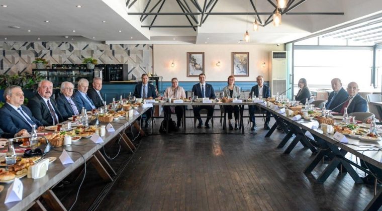 CHP İzmir'in iş d&uuml;nyası akt&ouml;rlerini ağırladı: İktidarımızda T&uuml;rkiye'yi krizden &ccedil;ıkaracağız