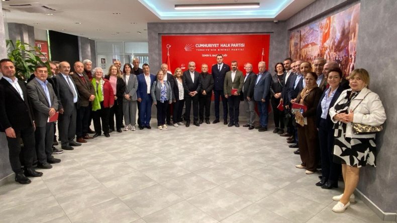 CHP İzmir'de kritik zirve: Geçmiş dönemlerde görev almış partililerle buluşuldu