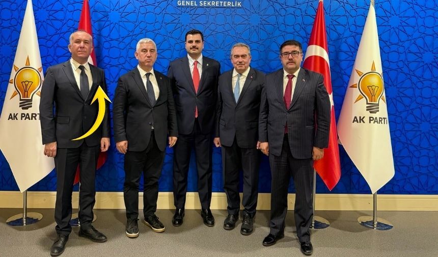 CHP'li başkan ve diğerlerinin AKP ziyaretinden bir kare