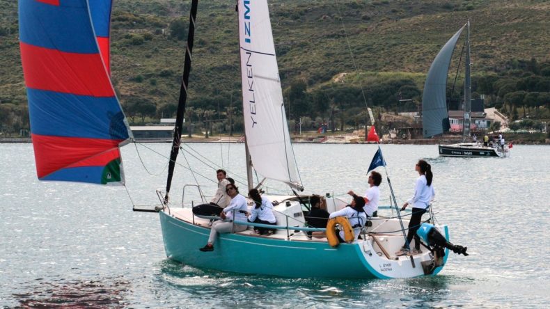 Denizde ve filede şampiyon: İzmir Ekonomi&rsquo;de &ccedil;ifte kupa sevinci!