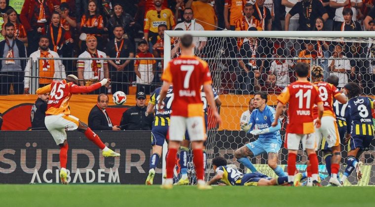 Derbide tansiyon tavan: Galatasaray Fenerbah&ccedil;e engelini 3 golle aştı
