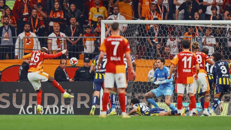 Derbide tansiyon tavan: Galatasaray Fenerbah&ccedil;e engelini 3 golle aştı