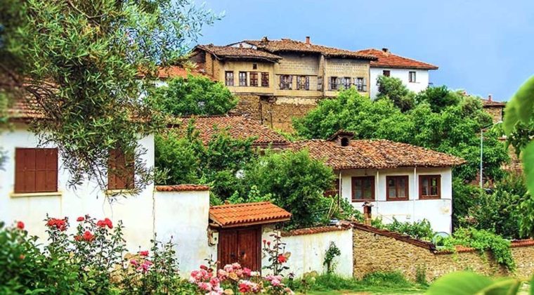 D&uuml;nyanın en iyi turizm k&ouml;ylerinden biri İzmir&rsquo;de: İşte baharın en g&uuml;zel ka&ccedil;ış rotası