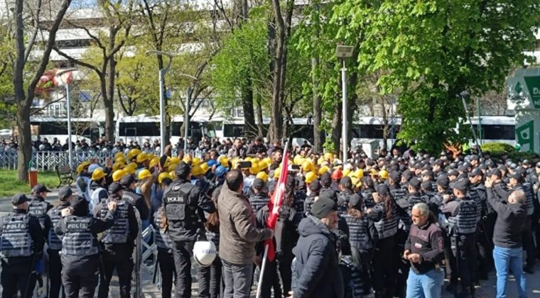 Enerji Bakanlığına y&uuml;r&uuml;mek isteyen maden iş&ccedil;ilerine polis engeli