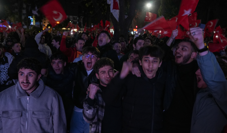 Hasanağa Parkı'nda dev ekran kurulumunu gösteren fotoğraf