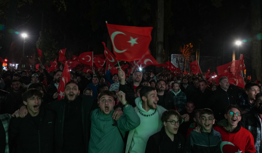 İzmir'de dev ekran kurulumunu gösteren fotoğraf