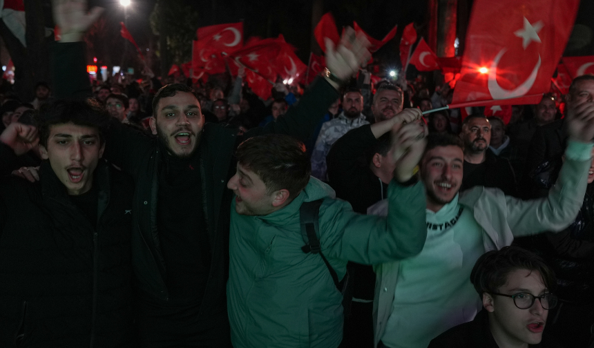 İzmir'de vatandaşlar milli formalarla maçı izlerken