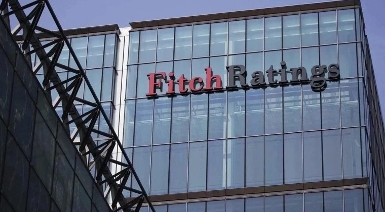 Fitch, T&uuml;rkiye'nin kredi g&ouml;r&uuml;n&uuml;m&uuml;n&uuml; pozitiften durağana &ccedil;evirdi