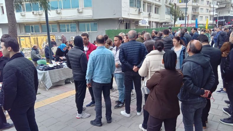 Gözaltındaki Ömer Eşki’ye emniyet önünde destek: CHP’liler Yeşilyurt Emniyet önünde toplandı