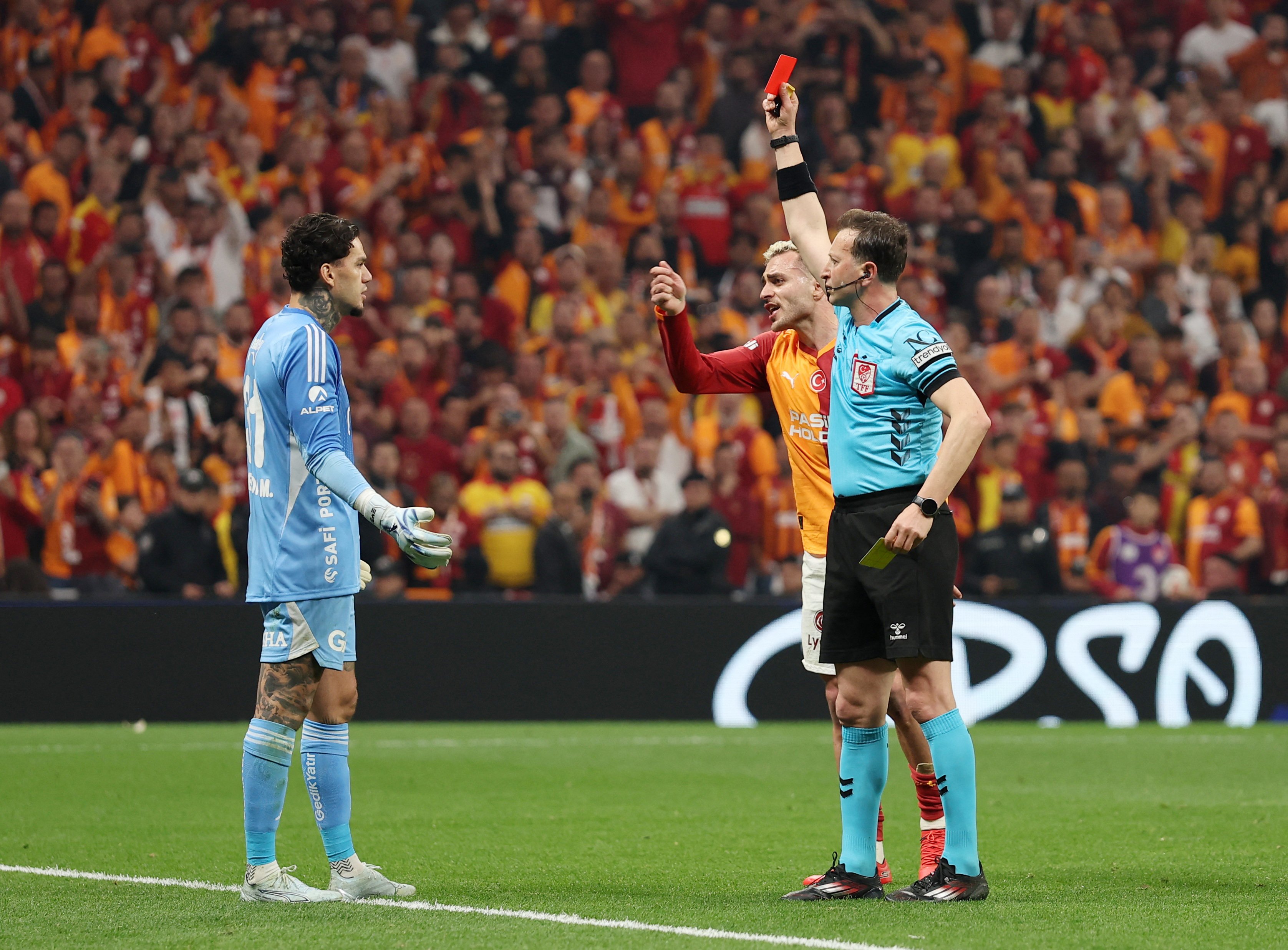 Ederson'un Kırmızı Kartı