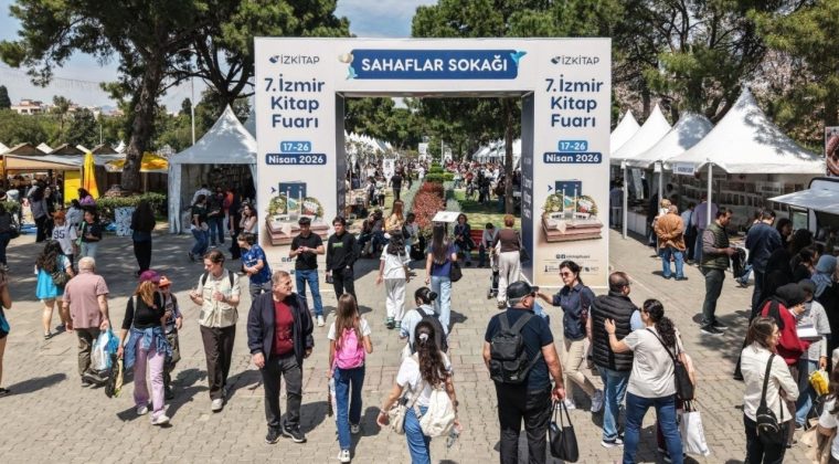 İZKİTAP 7. Kitap Fuarı&rsquo;na ilgi yoğun: Yazarlar okurlarla buluştu