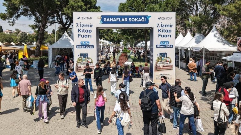 İZKİTAP 7. Kitap Fuarı&rsquo;na ilgi yoğun: Yazarlar okurlarla buluştu
