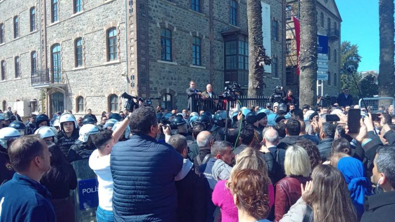 İzmir Barosu’ndan Meslek Fabrikası’nda kolluk müdahalesine tepki: Bu, hukuk devleti ilkesinin açıkça çiğnenmesidir!