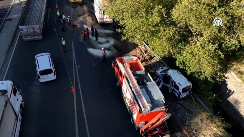 İzmir Cumhuriyet Başsavcılığı'ndan Bornova'daki kazaya ilişkin ilk a&ccedil;ıklama: Tırdaki aşırı y&uuml;k kazaya neden oldu
