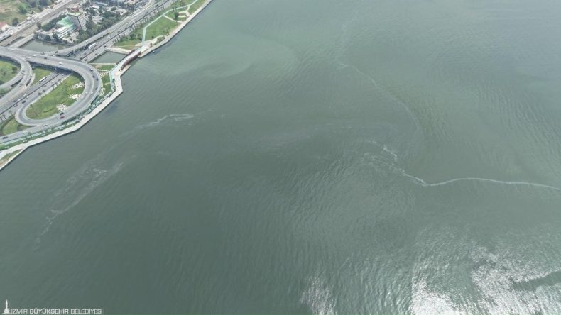 İzmir Düşmanları Bu Kez Bayraklı Kıyısını Kirletti!