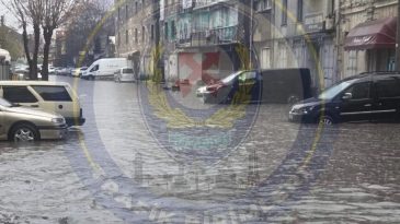 İzmir Emniyeti'nden Konak i&ccedil;in kritik uyarı: Bu sokak su birikmesi nedeniyle kapatıldı