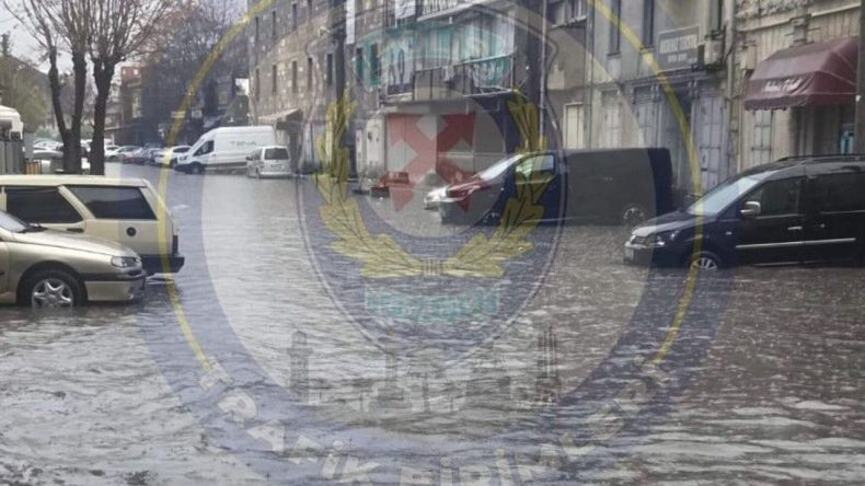 İzmir Emniyeti'nden Konak i&ccedil;in kritik uyarı: Bu sokak su birikmesi nedeniyle kapatıldı