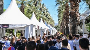 İzmir Kitap Fuarı&rsquo;na ilgi yoğun: &Ouml;ğrencilerin buluşma noktası oldu