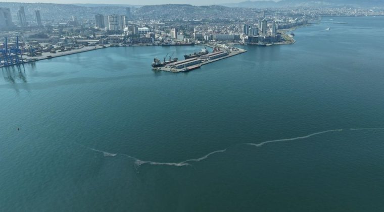 İzmir K&ouml;rfezi alarm veriyor: 6 ayda 12 kez dış kaynaklı kirlilik tespit edildi