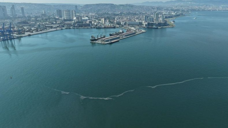 İzmir K&ouml;rfezi alarm veriyor: 6 ayda 12 kez dış kaynaklı kirlilik tespit edildi
