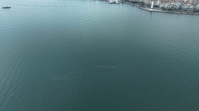 İzmir K&ouml;rfezi&rsquo;nde 13. Dış Kaynaklı Kirlilik Vakası: B&uuml;y&uuml;kşehir&rsquo;den Cezai İşlem &Ccedil;ağrısı