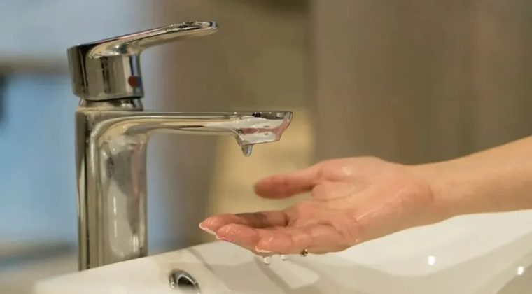 İzmir'in 7 il&ccedil;esinde su kesintisi alarmı: İZSU tek tek uyardı