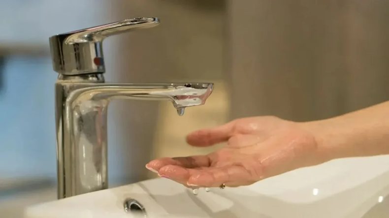 İzmir'in 7 il&ccedil;esinde su kesintisi alarmı: İZSU tek tek uyardı