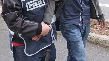 İzmir'de aracında uyuşturucu hap ele ge&ccedil;irilen ş&uuml;pheli tutuklandı