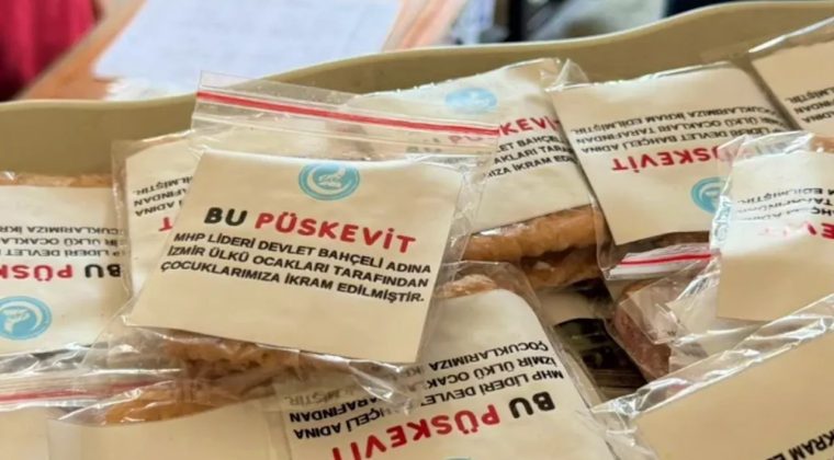 İzmir'de Devlet Bah&ccedil;eli adına 'p&uuml;skevit' dağıtıldı