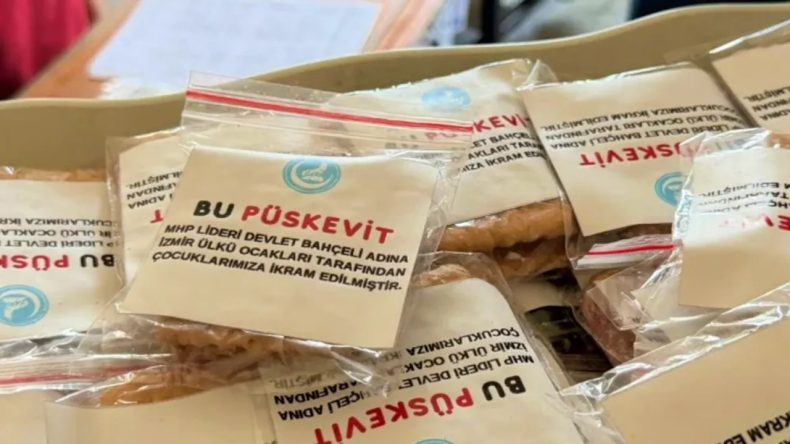 İzmir'de Devlet Bah&ccedil;eli adına 'p&uuml;skevit' dağıtıldı