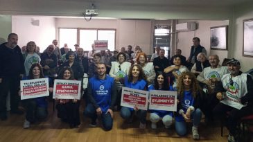 İzmir'de Eğitim-Sen &ccedil;alışanları iş bıraktı: Toplu s&ouml;zleşmede uyuşmazlık aşılamadı