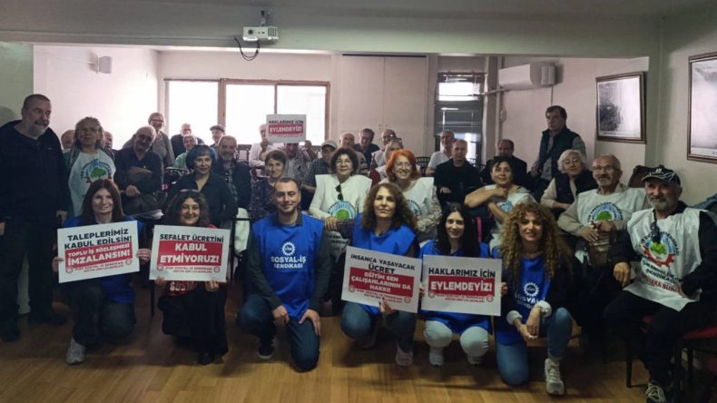 İzmir'de Eğitim-Sen &ccedil;alışanları iş bıraktı: Toplu s&ouml;zleşmede uyuşmazlık aşılamadı