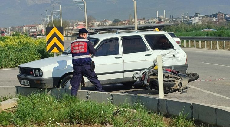 İzmir'de feci kaza: Otomobille &ccedil;arpışan motosikletin s&uuml;r&uuml;c&uuml;s&uuml; &ouml;ld&uuml;