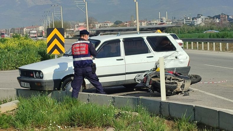 İzmir'de feci kaza: Otomobille &ccedil;arpışan motosikletin s&uuml;r&uuml;c&uuml;s&uuml; &ouml;ld&uuml;