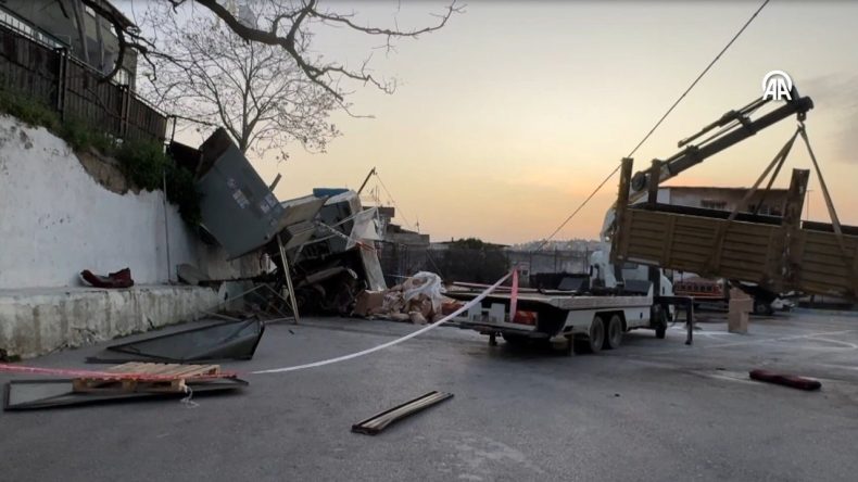 İzmir'de Freni Patlayan Kamyon Okul Bahçesine Devrildi: Sürücü Yaralandı