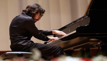 İzmir'de Gen&ccedil; Virt&uuml;&ouml;zden B&uuml;y&uuml;leyen Gece