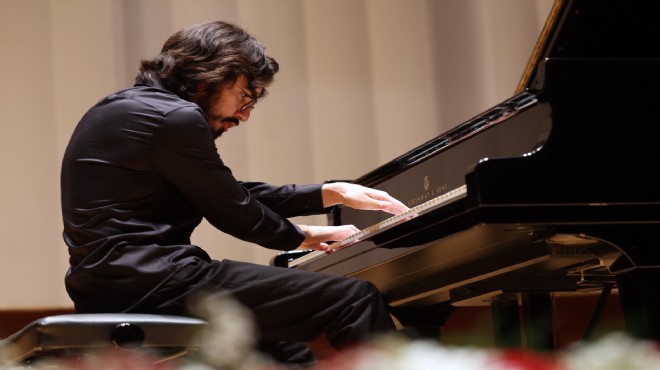 İzmir'de Gen&ccedil; Virt&uuml;&ouml;zden B&uuml;y&uuml;leyen Gece