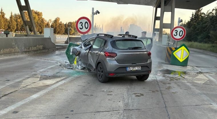 İzmir'de otoyol gişesinde vahim kaza: Yanan otomobilde can verdi