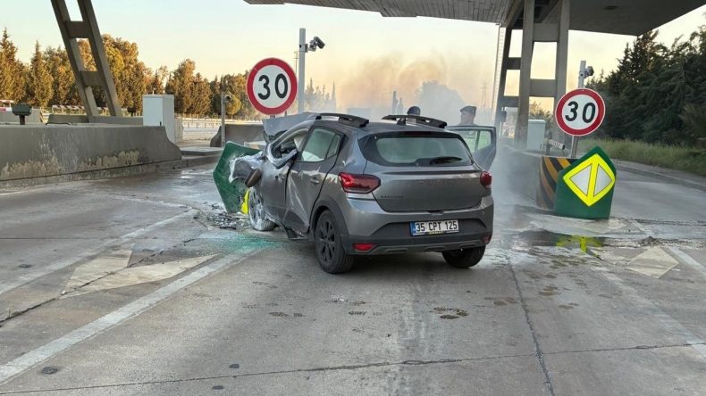 İzmir'de otoyol gişesinde vahim kaza: Yanan otomobilde can verdi